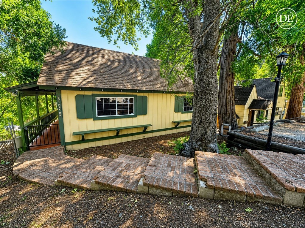 251 Oak Property Photo 3