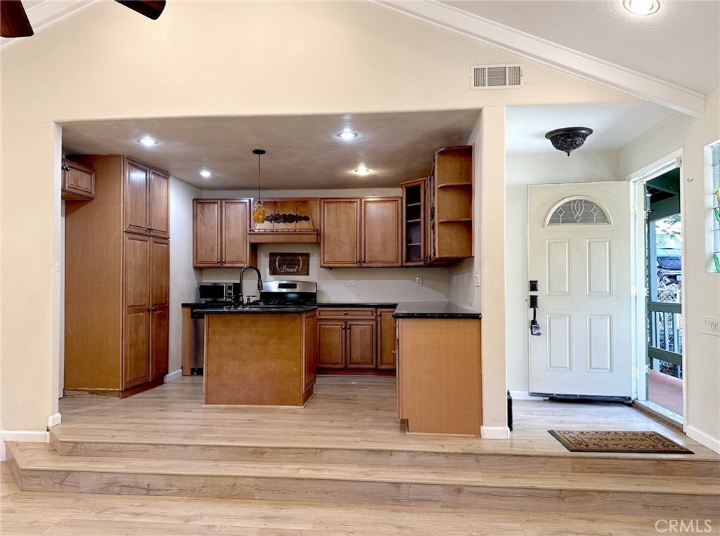 251 Oak Property Photo 8