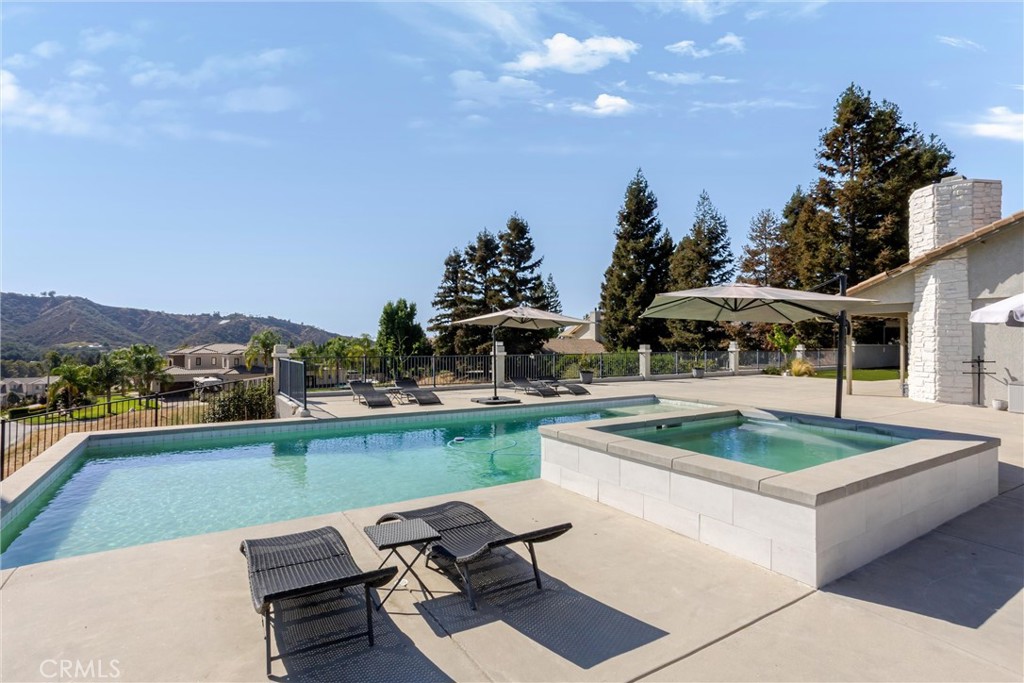 13582 Oak Hill Court Property Photo 4