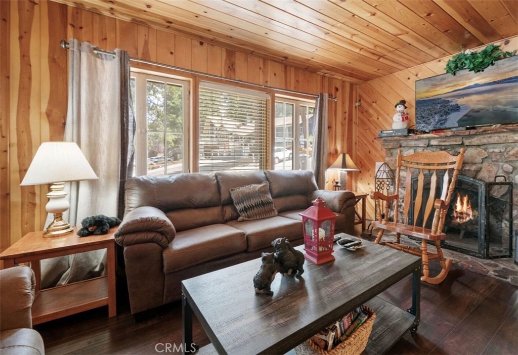 1118 Clubview Drive Property Photo 4