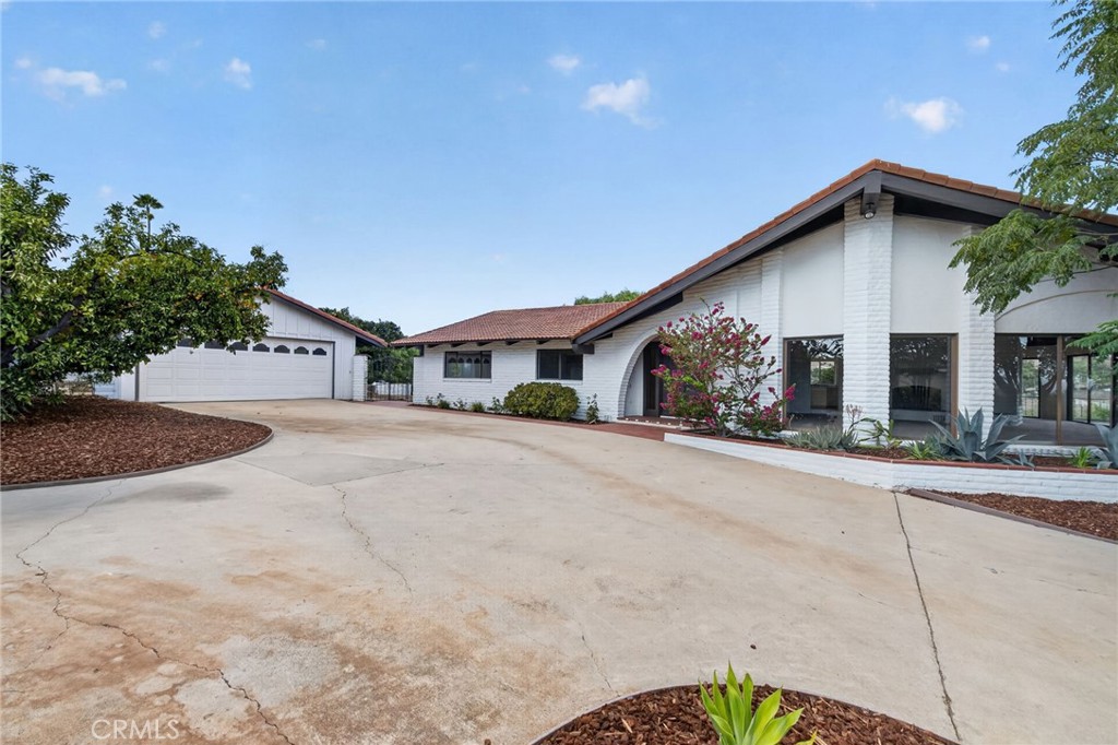 2801 E Mission Road Property Photo 2