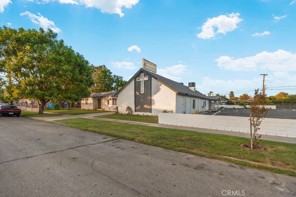 820 Larch St Property Photo 2