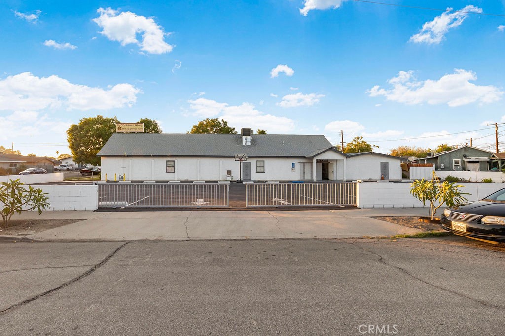 820 Larch St Property Photo 4