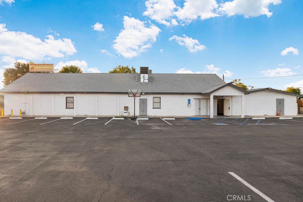 820 Larch St Property Photo 6
