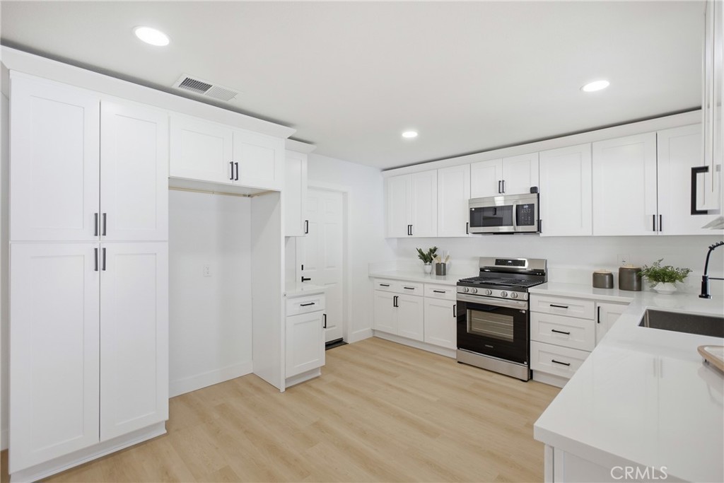 1529 E Hazeltine Street Property Photo 8