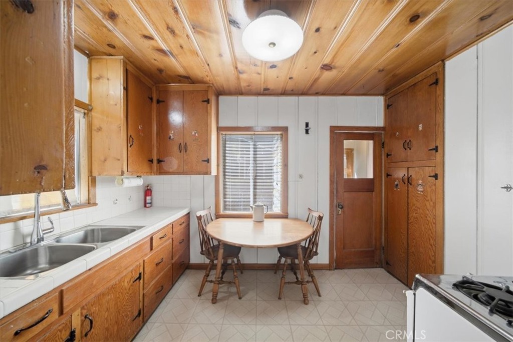 830 E Mountain View Property Photo 9