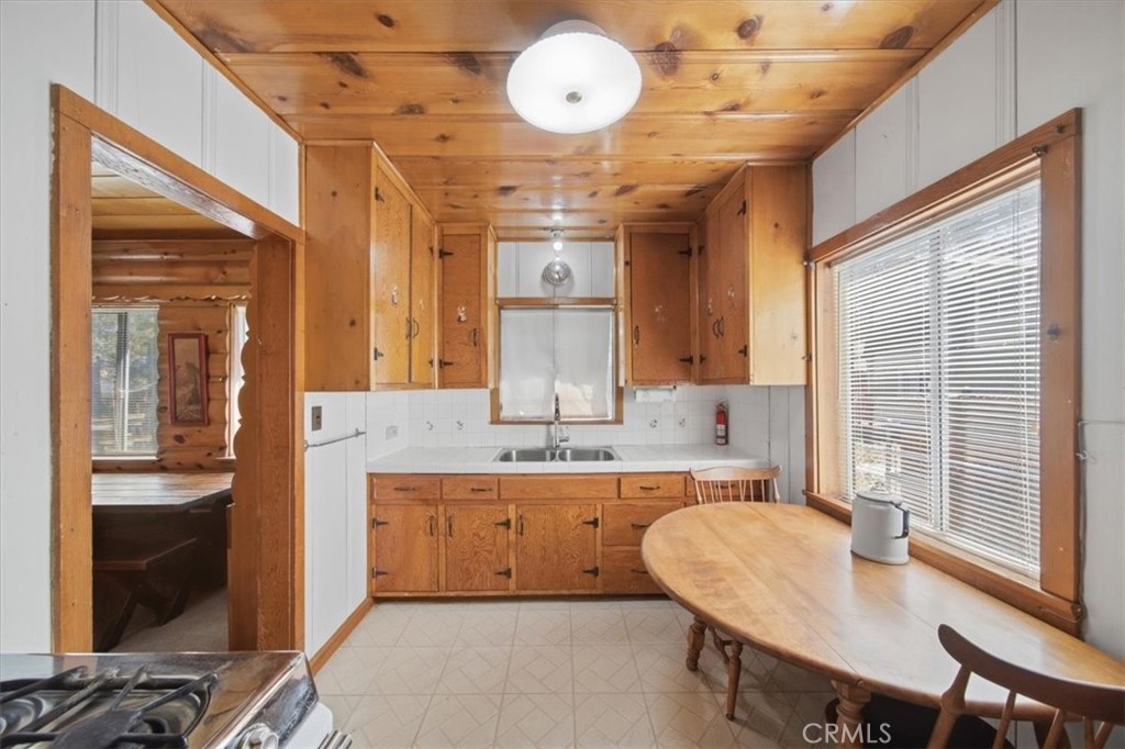 830 E Mountain View Property Photo 10