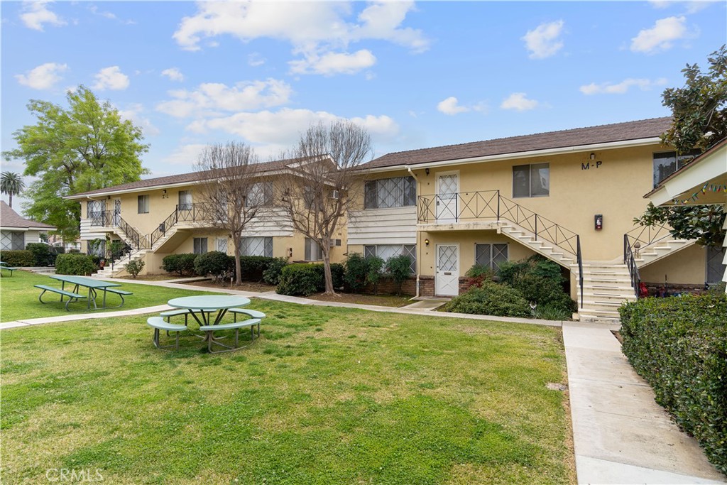 534 Roosevelt Road N Property Photo 2
