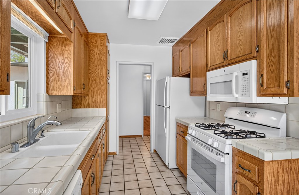 19 Hastings Property Photo 4
