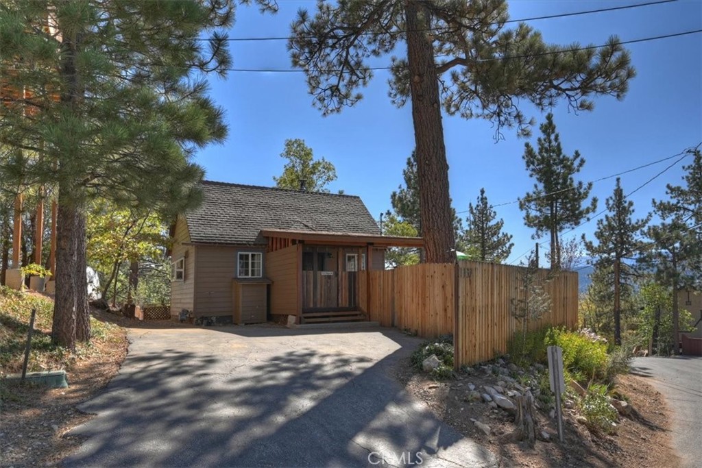 1137 Ridge Property Photo 2