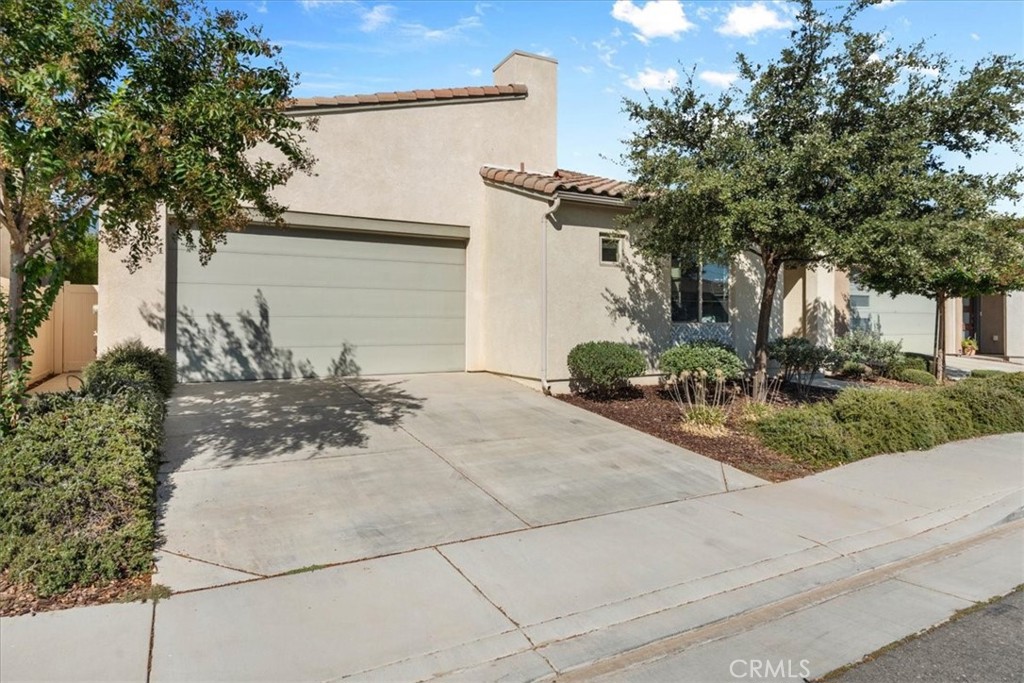 1556 Village Green Property Photo 2