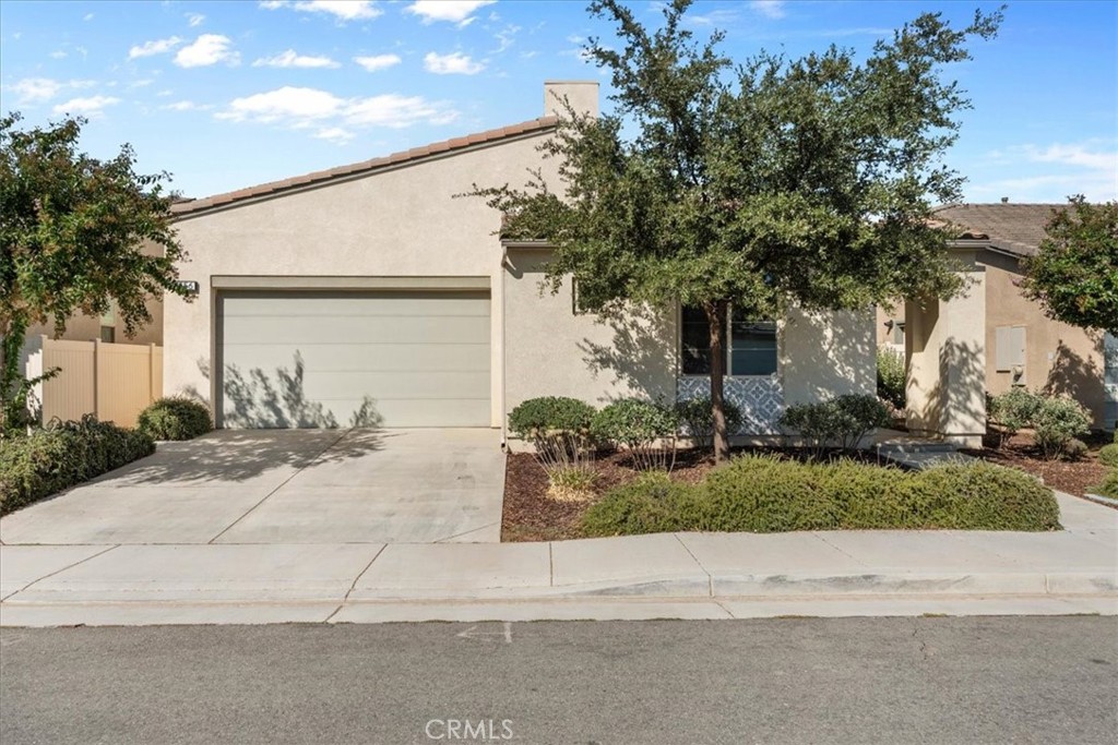 1556 Village Green Property Photo 3