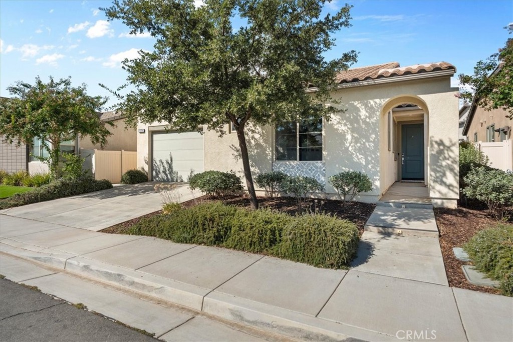 1556 Village Green Property Photo 4