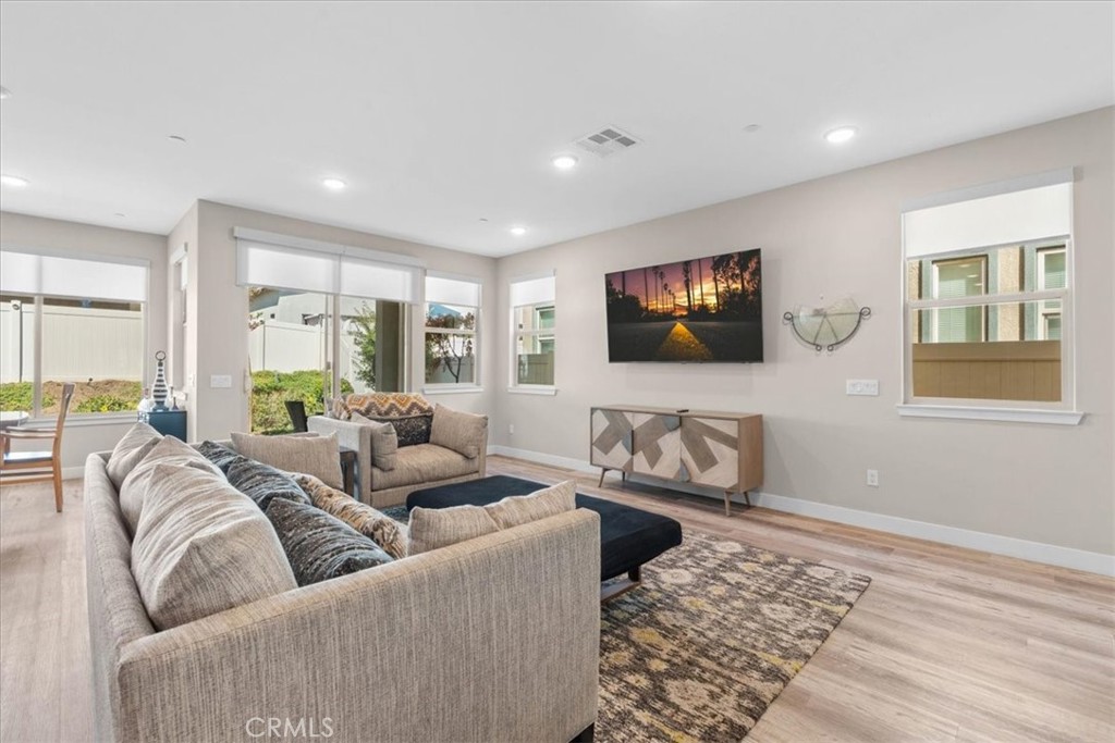 1556 Village Green Property Photo 7