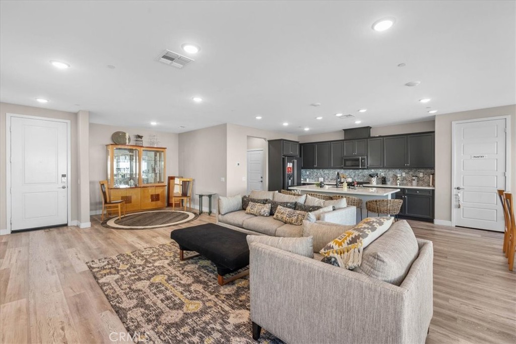 1556 Village Green Property Photo 8