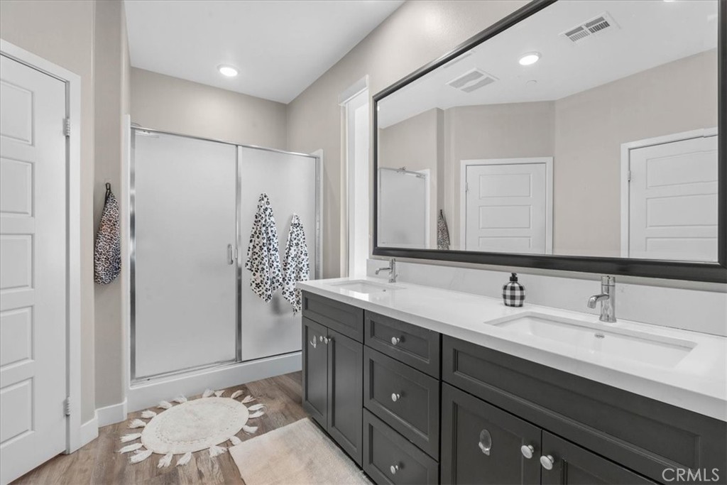 1556 Village Green Property Photo 18