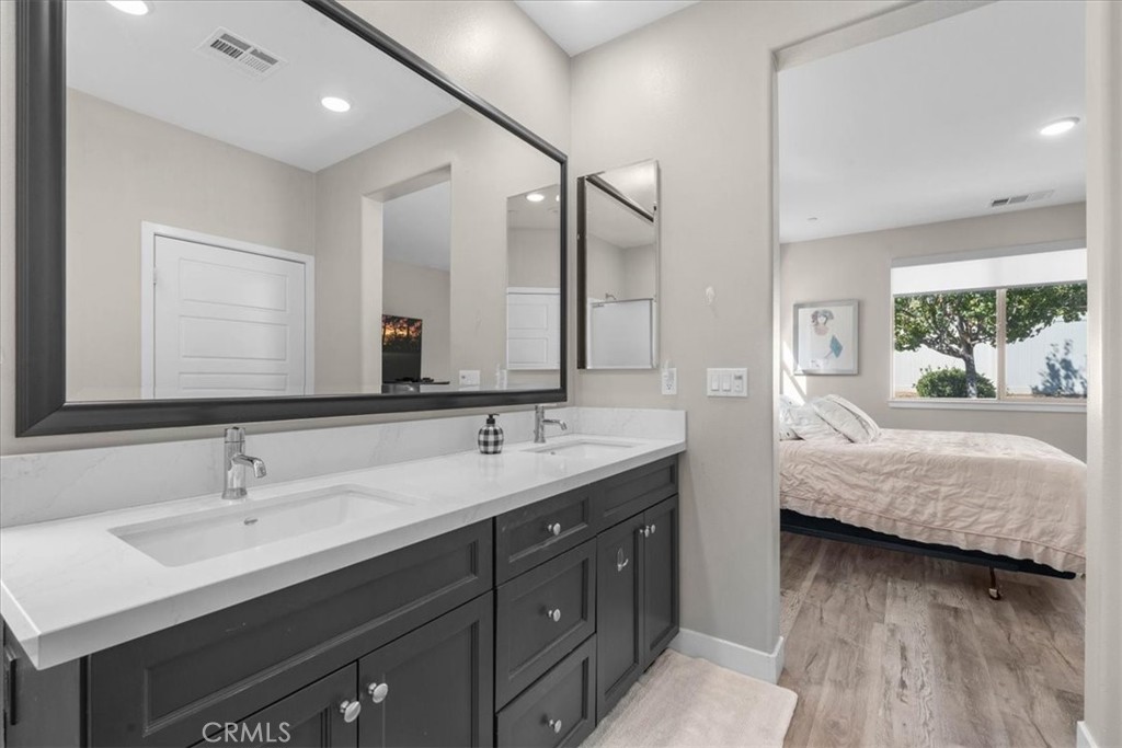 1556 Village Green Property Photo 19