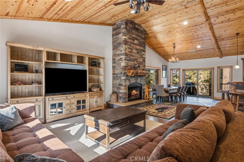 1520 Fallbrook Court Property Photo 4