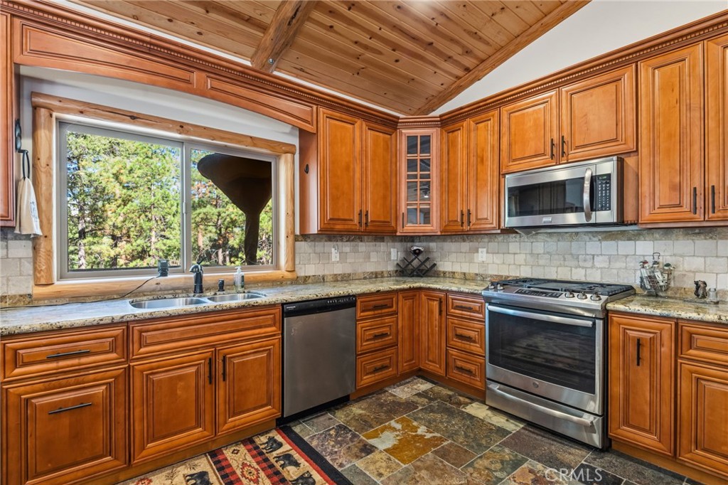 1520 Fallbrook Court Property Photo 11