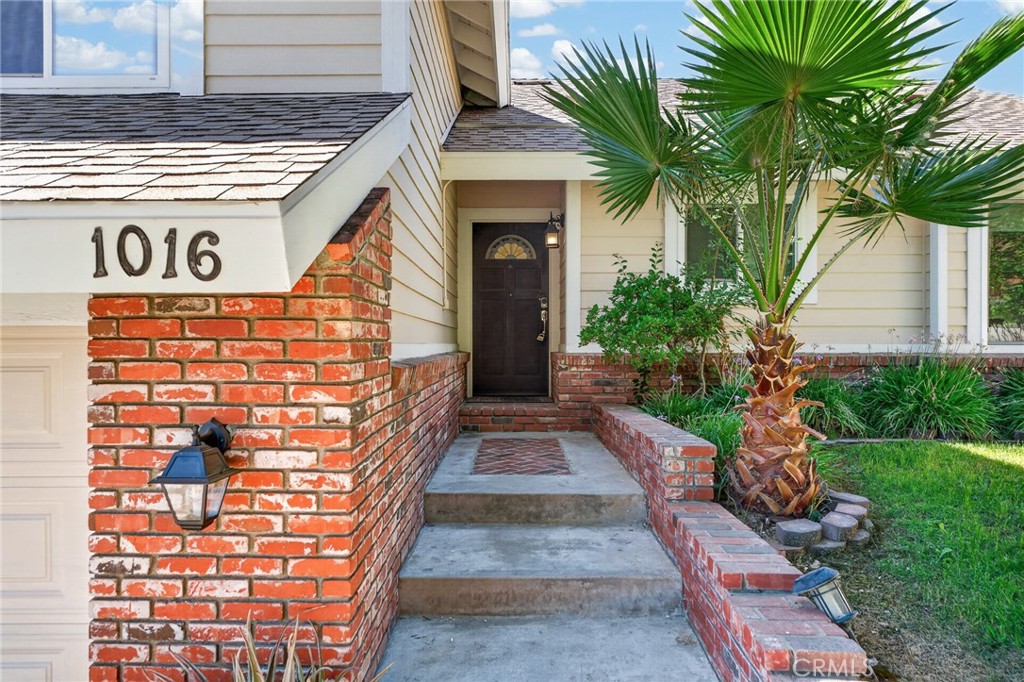 1016 La Feliz Property Photo 2