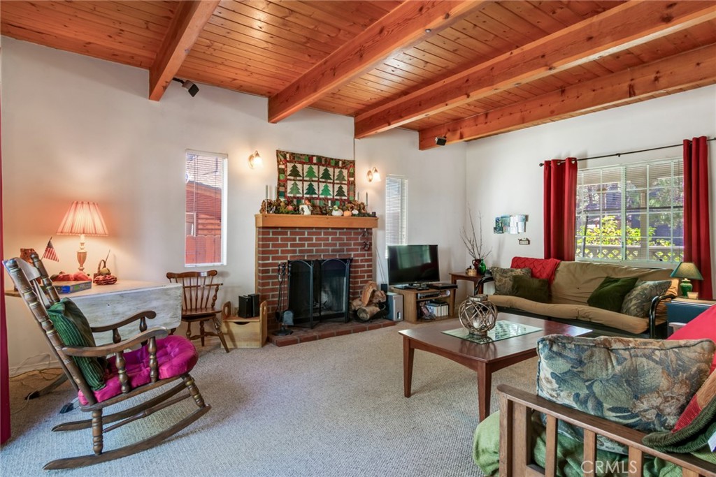 833 Angeles Property Photo 3