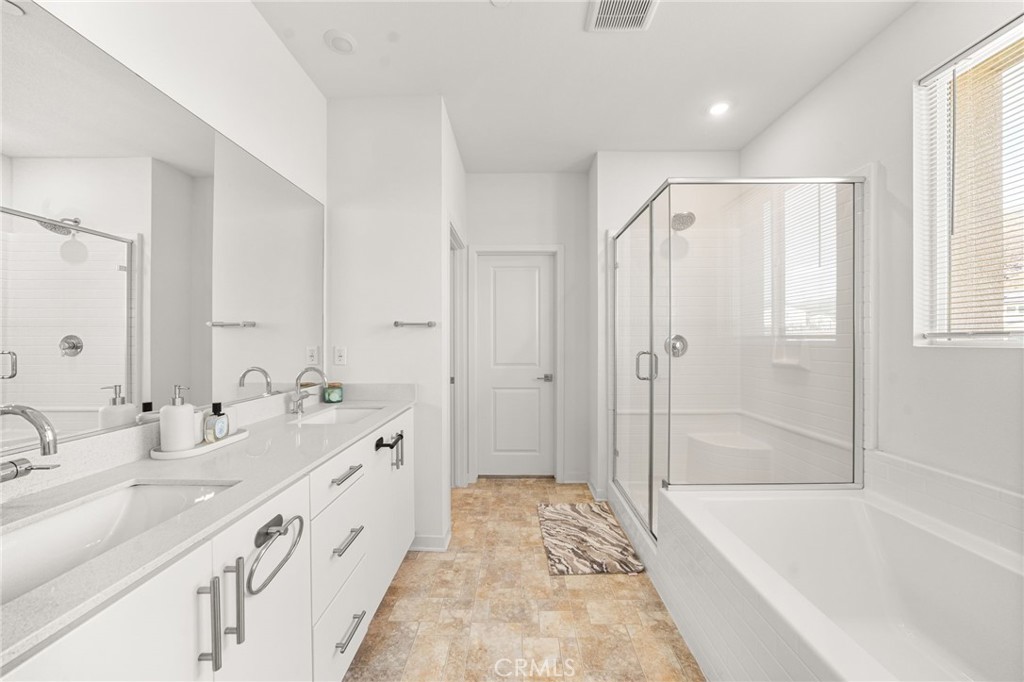 15946 Caterpillar Property Photo 19