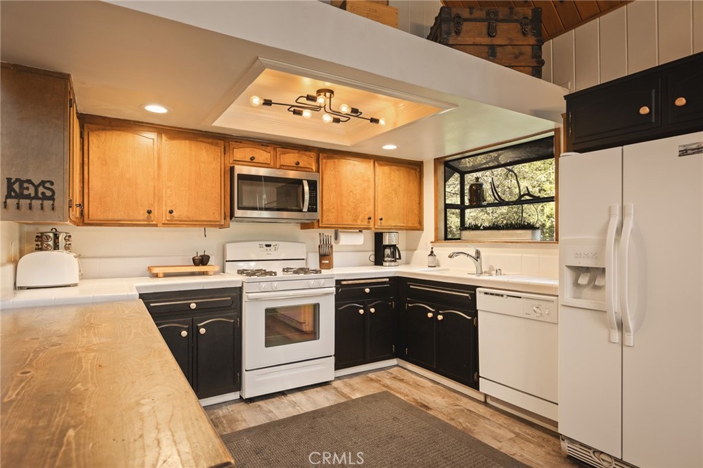 27332 Pinewood Property Photo 10