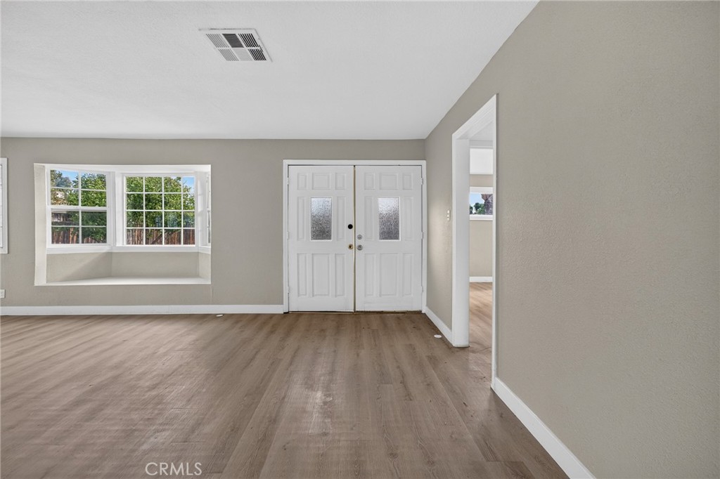 2050 E Oakland Avenue Property Photo 5
