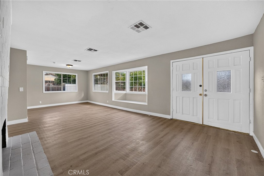 2050 E Oakland Avenue Property Photo 6