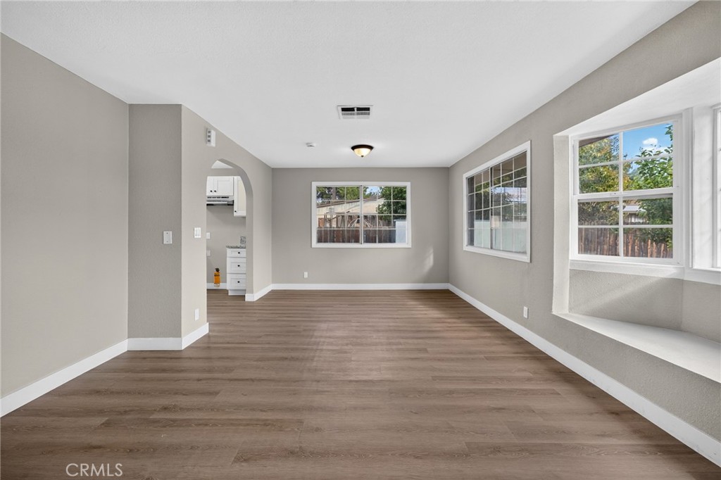 2050 E Oakland Avenue Property Photo 7