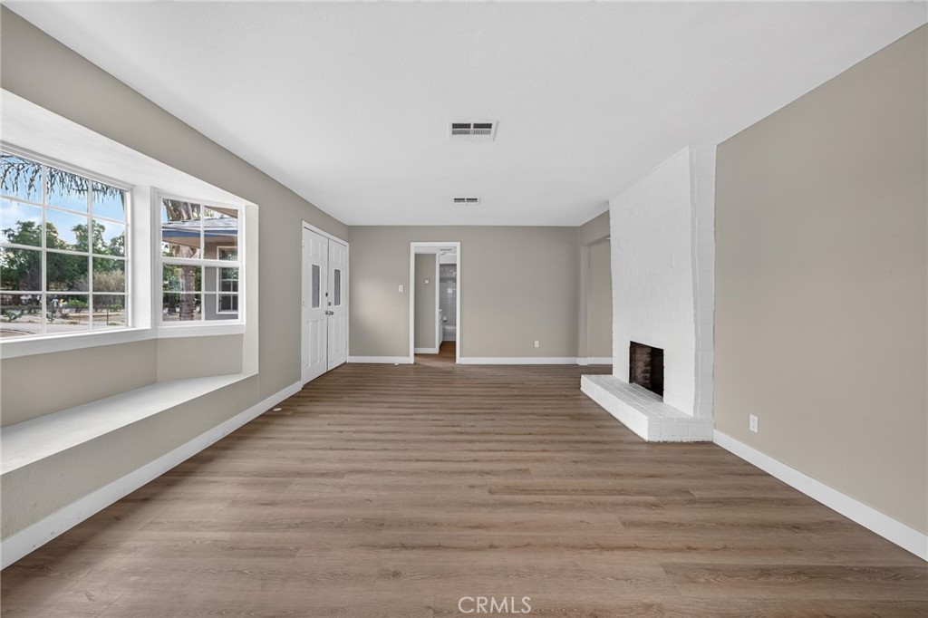 2050 E Oakland Avenue Property Photo 8