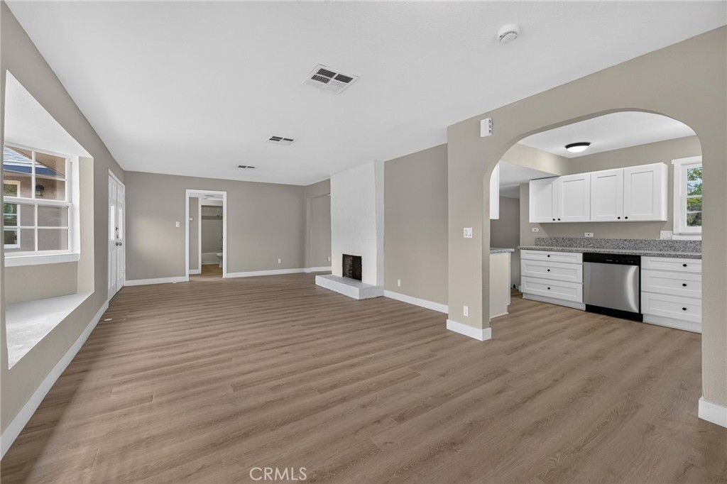 2050 E Oakland Avenue Property Photo 9