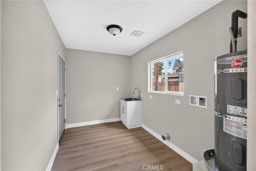 2050 E Oakland Avenue Property Photo 14
