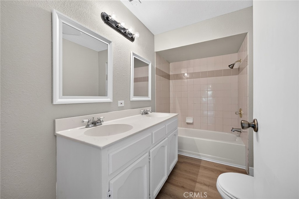 2050 E Oakland Avenue Property Photo 18