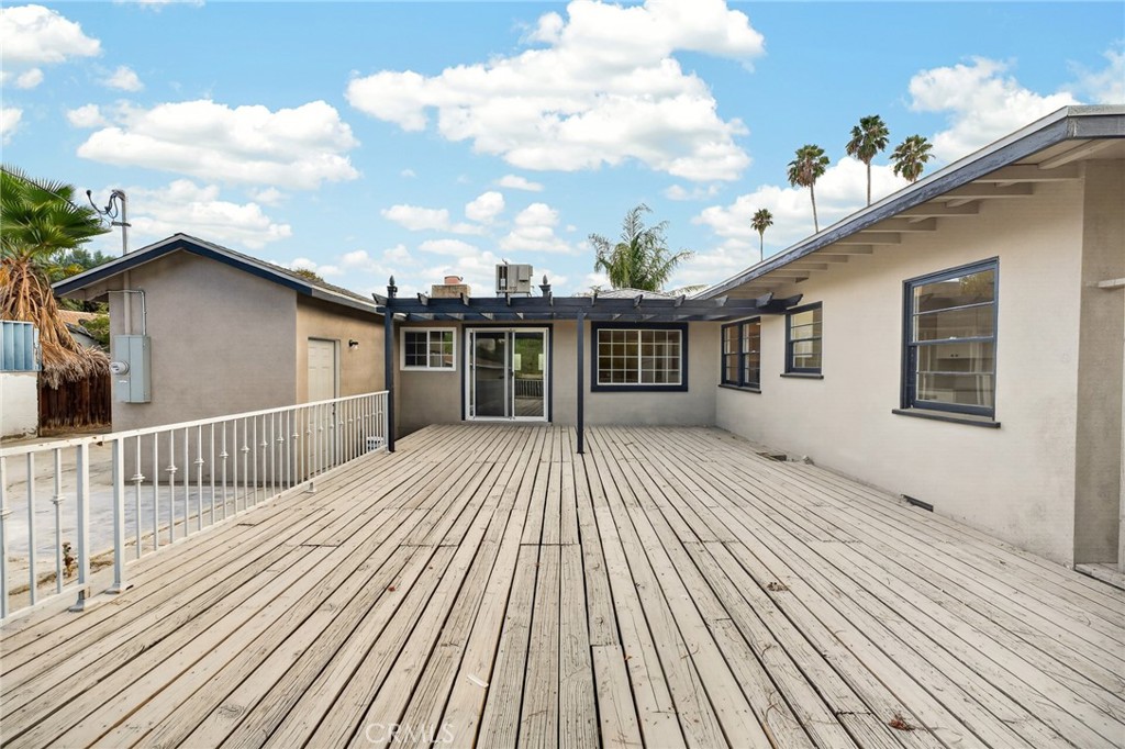 2050 E Oakland Avenue Property Photo 20