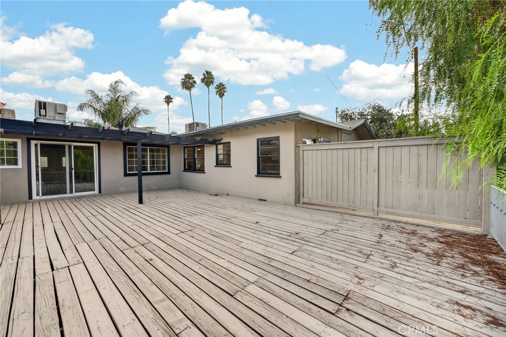 2050 E Oakland Avenue Property Photo 21