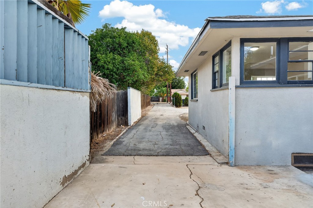 2050 E Oakland Avenue Property Photo 26
