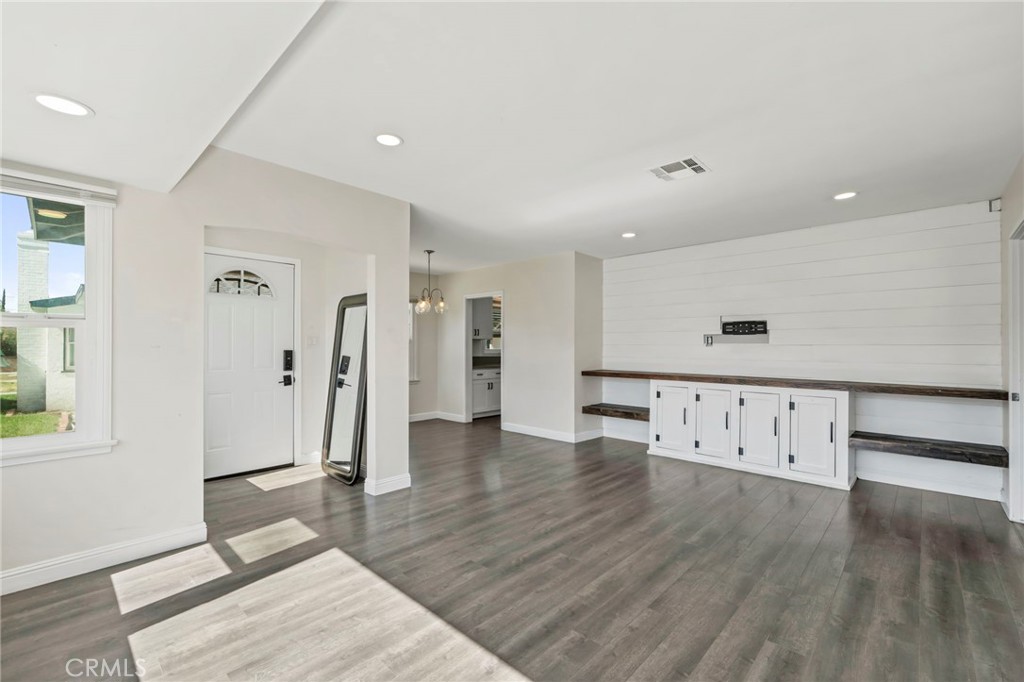 272 E 35th Property Photo 5