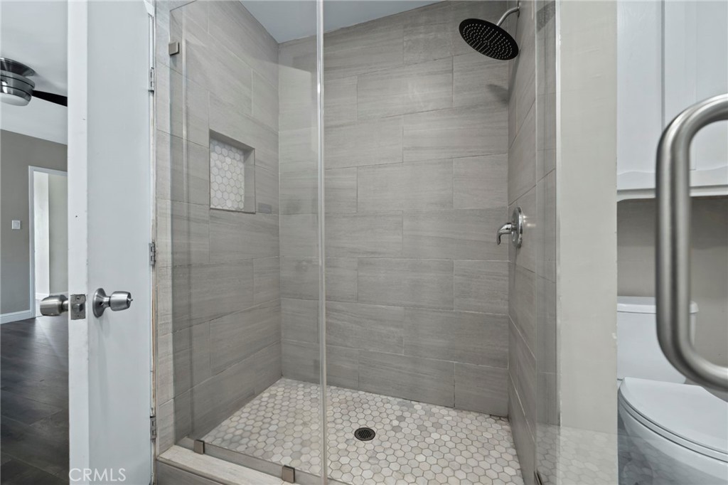 272 E 35th Property Photo 14
