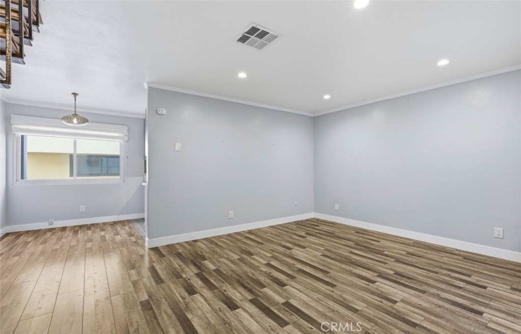 141 W Hillcrest Property Photo 4