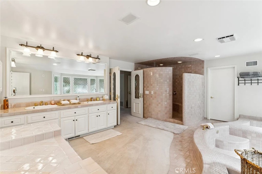 716 Oak Property Photo 6