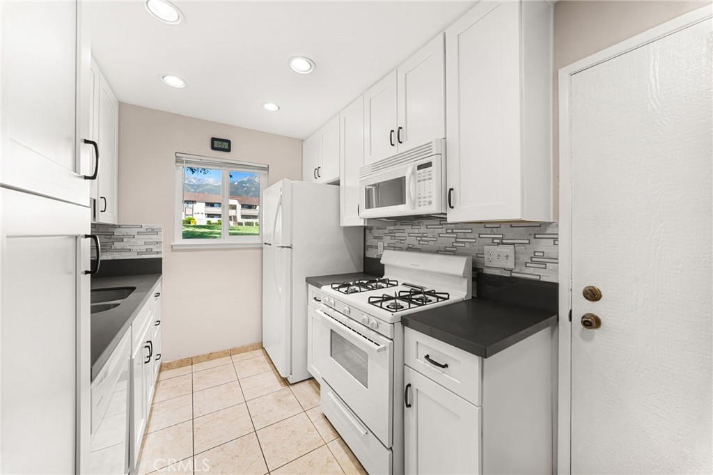 8990 19th 407 Property Photo 6