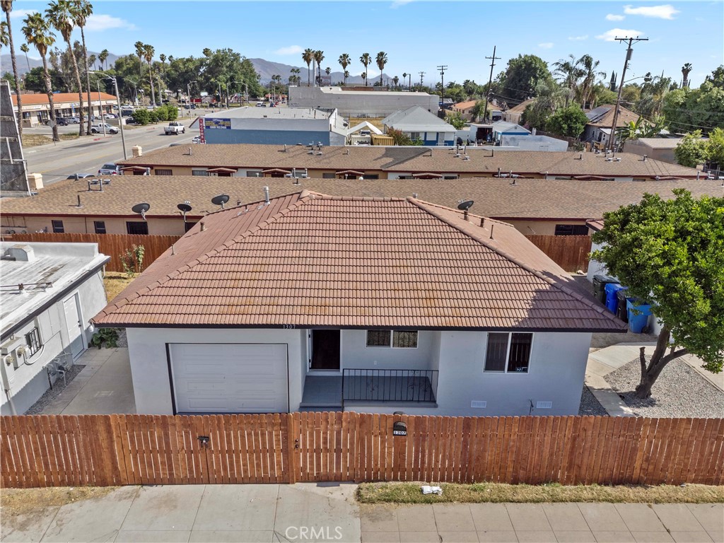 796 N Mount Vernon Avenue Property Photo 1
