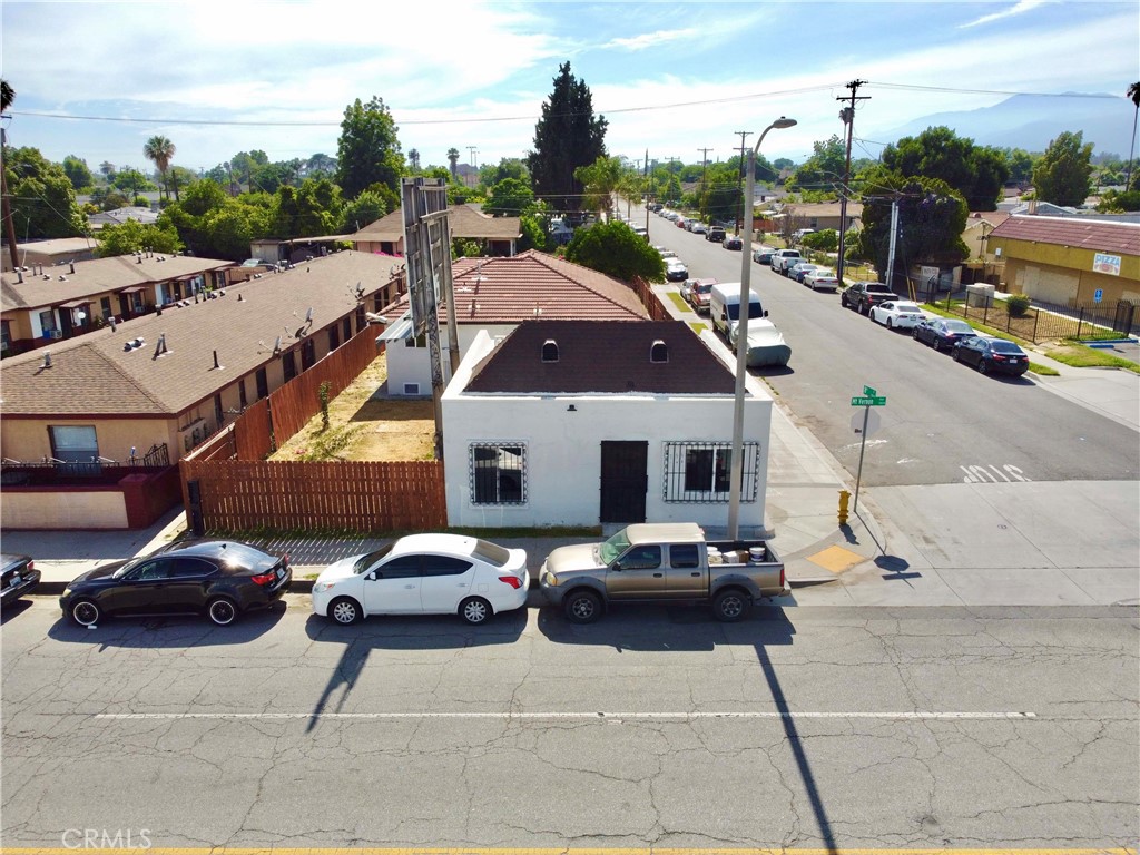 796 N Mount Vernon Avenue Property Photo 5
