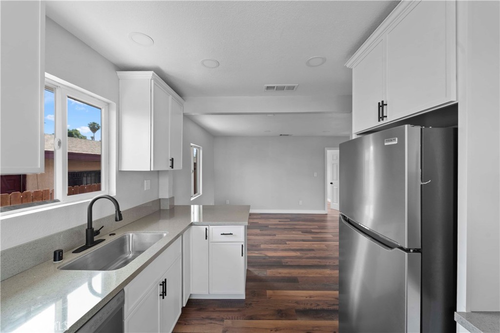 796 N Mount Vernon Avenue Property Photo 13