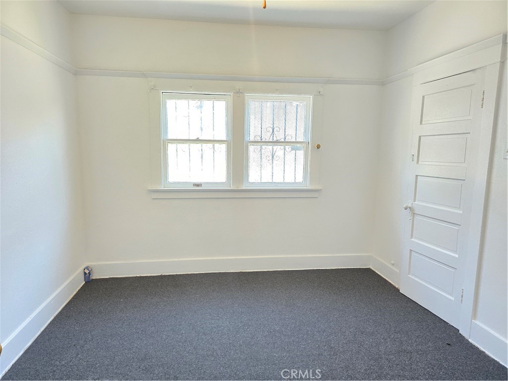 555 W 43rd Property Photo 8