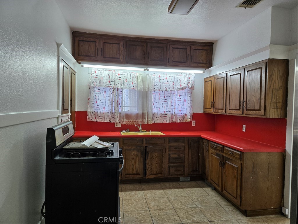 555 W 43rd Property Photo 10
