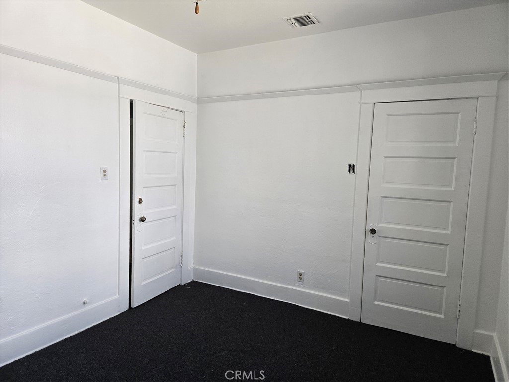 555 W 43rd Property Photo 12