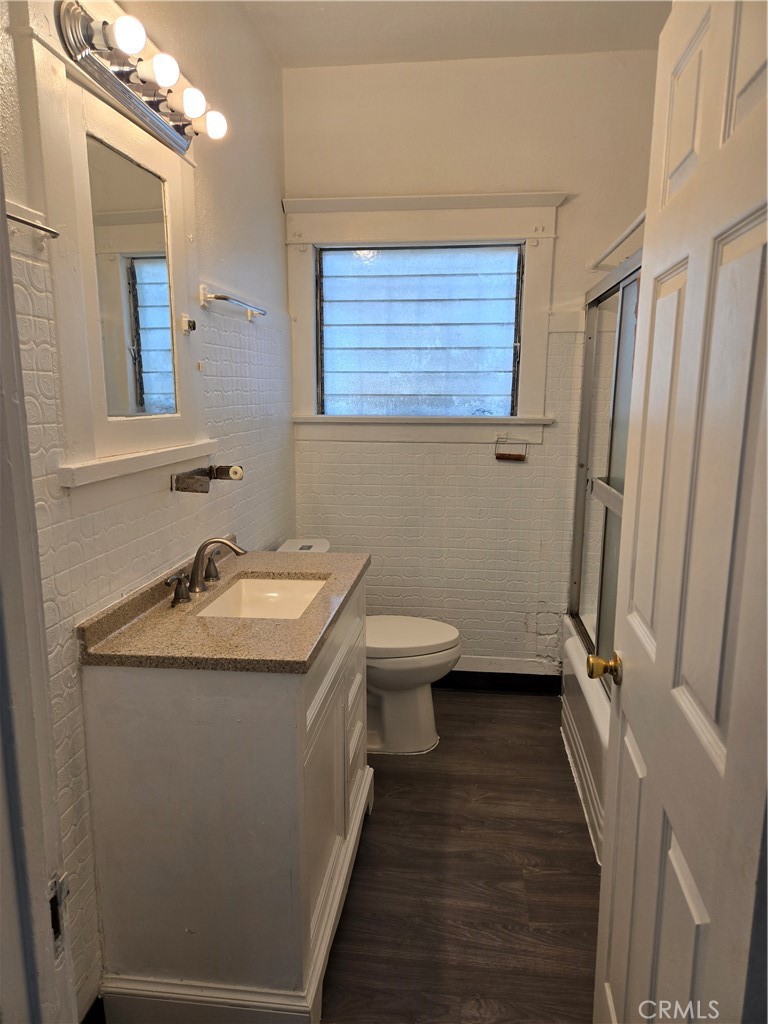 555 W 43rd Property Photo 14