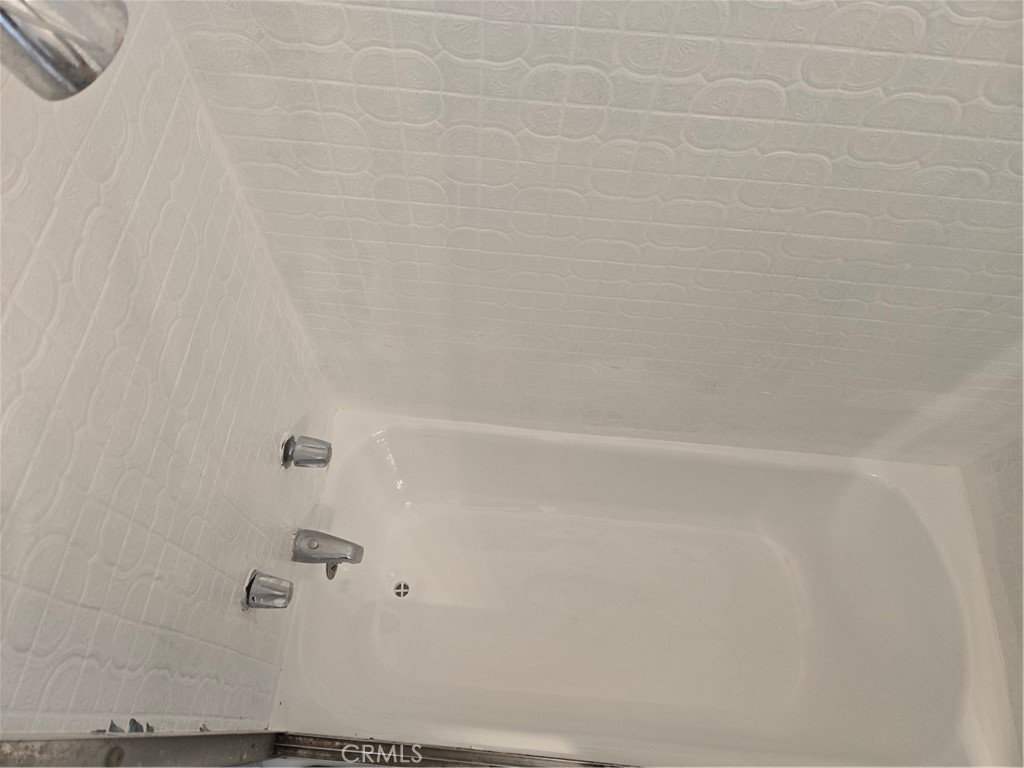 555 W 43rd Property Photo 15